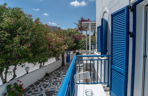 Paros Apartment | Studio Apartment 'Livadia Seaside Studios 11' with Shared Terrace, Wi-Fi and Air Conditioning