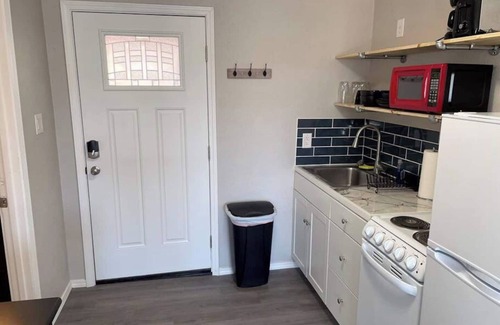 University Heights Apartment | Studio apartment Near UNM, Nob-Hill and downtown.