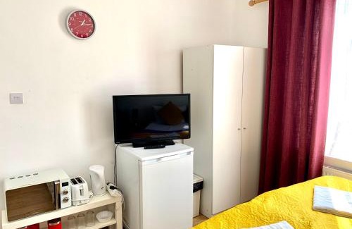 Cranbrook Apartment | Studio Apartment, Private Bathroom and Parking