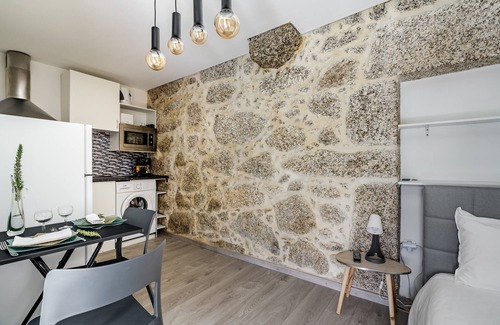 Rossas Apartment | Studio Apartment 'Quinta Do Bairro -' with Mountain View, Shared Pool and Wi-Fi
