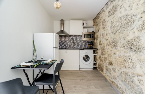 Rossas Apartment | Studio Apartment 'Quinta Do Bairro -' with Mountain View, Shared Pool and Wi-Fi