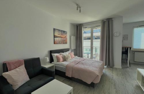 Bialoleka Apartment | Studio Apartment Raspberry by Galeria Północna
