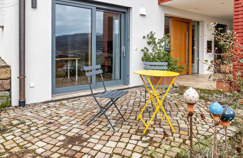 Iznang Apartment | Studio Apartment 'Sonnenhalde' with Lake View, Private Terrace and Wi-Fi