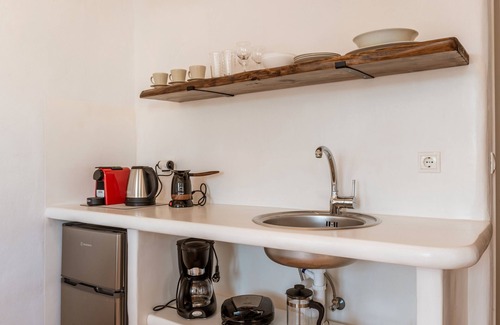 Kini Apartment | Studio Apartment 'Suite No 1' with Sea View, Wi-Fi and Air Conditioning