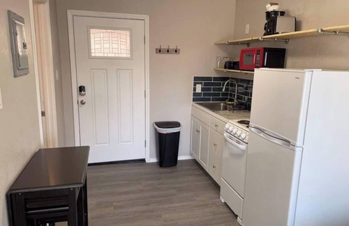 University Heights Apartment | Studio apartment w/Balcony - Near Nob Hill and several Hospitals.