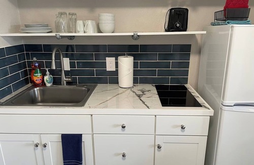 University Heights Apartment | Studio apartment w/balcony-Nob Hill, UNMH, Pres Hosp.