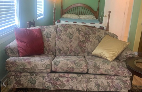 Salem Apartment | Studio Apartment with full kitchen sleeps 4