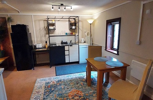 Bedford Apartment | Studio Apartment with outside decking area and countryside views. Pet Friendly