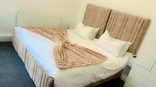 Colne Apartment | studio apartment with small kitchen and bathroom