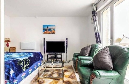 Pierrefitte-sur-Seine Apartment | Studio Appartment with Office,wifi,parking,balcony