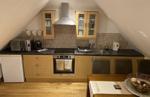Whitstable Apartment | Studio apt, parking, close walk to beach and town.