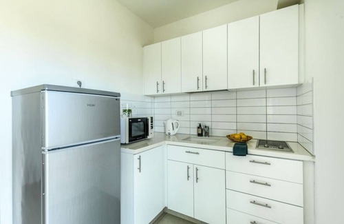 Tel Aviv Apartment | Studio apt w balcony and Kitchen