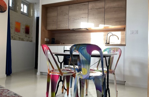 Quartier de France Apartment | Studio Arty en Sous-sol Niché au Cœur dun Immeuble Remarquable Face aux Parcs!
