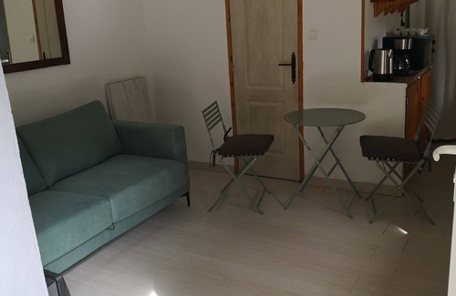 Reilhanette Apartment | Studio at the foot of Ventoux and near the spa town of Montbrun les Bains