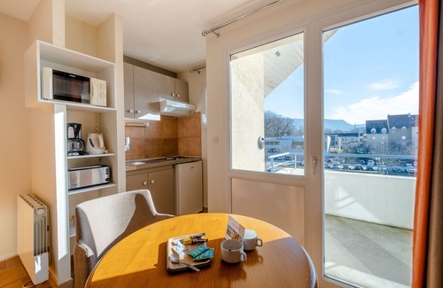 Lons-le-Saunier Apartment | Studio au calme | En bordure du Parc des Bains