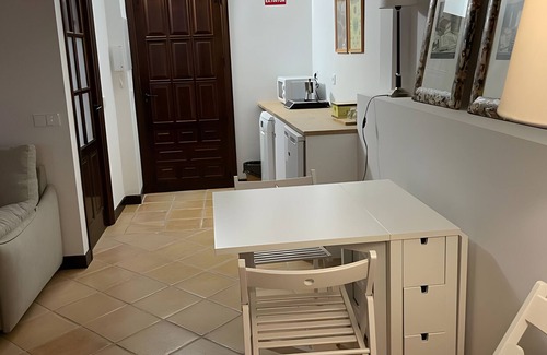 Consuegra Apartment | Studio 'Biblioteca' with Shared Terrace, Wi-Fi and Air Conditioning