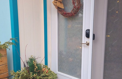 Elora Apartment | Studio Blue tiny home retreat- quick walk to town, quiet, serene get away!