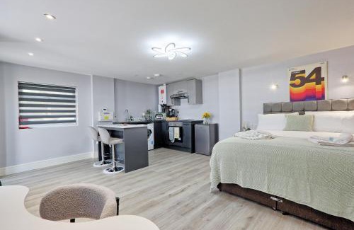 Chelmsford Apartment | Studio By Homestyles Hosts Short Lets & Serviced Accommodation Widford With Free WiFi