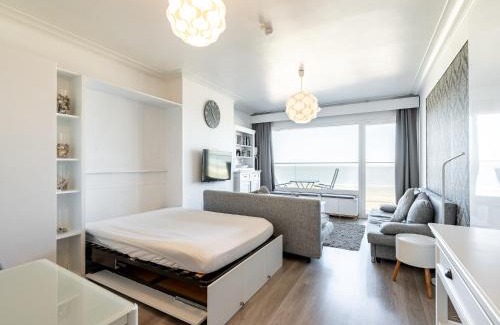 Blankenberge Apartment | Studio by the Sea with Stunning Terraces