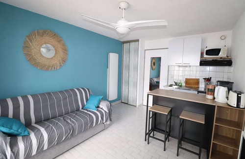 Cabrerolles Apartment | Studio cabin with swimming pool terrace near beach