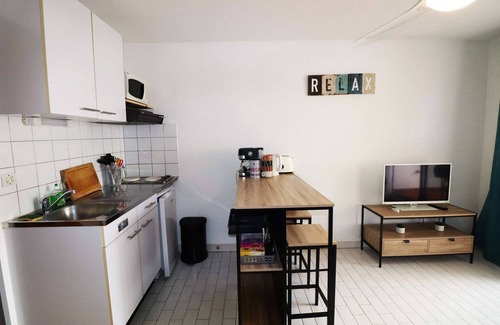 Cabrerolles Apartment | Studio cabin with swimming pool terrace near beach