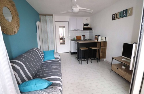 Cabrerolles Apartment | Studio cabin with swimming pool terrace near beach