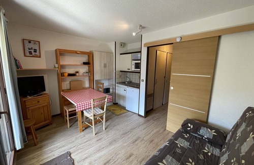 Saint-Jacques-des-Blats Apartment | Studio cabin with balcony near slopes and parking