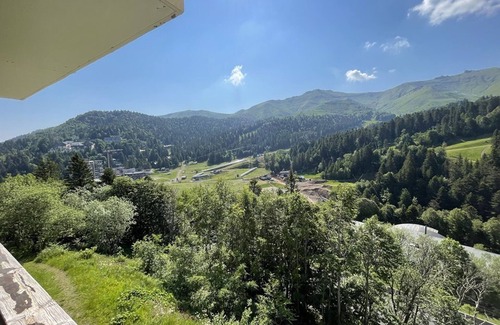 Saint-Jacques-des-Blats Apartment | Studio cabin with balcony near slopes and parking