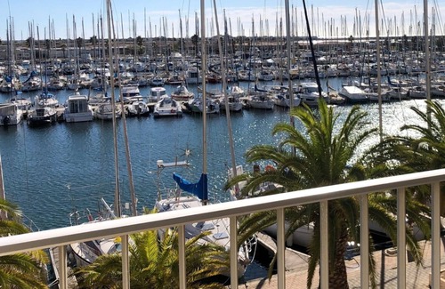Gruissan Apartment | Studio Cabine Avec Terrasse et vue Imprenable sur L'entrée du Port