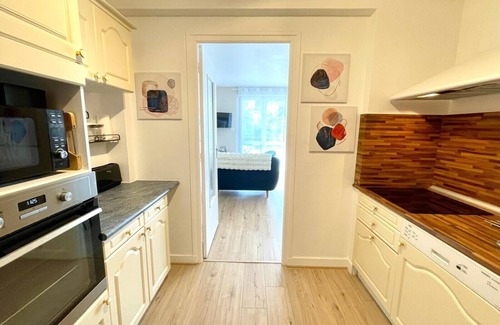 Berven Apartment | Studio-City-Wet room-Balcony