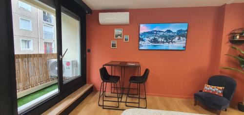 Clermont Ferrand City Centre Apartment | Studio climatisé Place de Jaude Garage balcon tv wifi