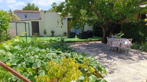 Carnoux-en-Provence House | Studio climatisé-terrasse-Netflix-jardin à 10 min de Cassis