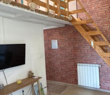 Martigues Apartment | Studio cosy équipé, deux couchages , près des collines de Martigues