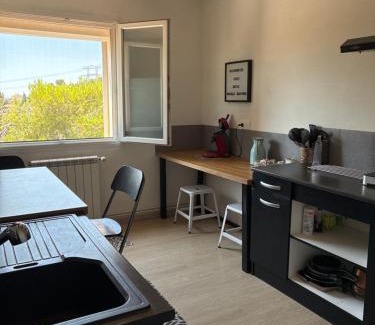 Martigues Apartment | Studio cosy équipé, deux couchages , près des collines de Martigues