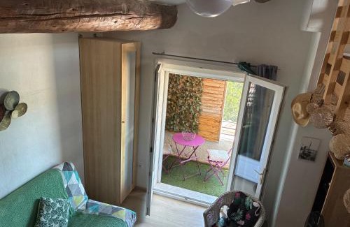 Martigues Apartment | Studio cosy équipé, deux couchages , près des collines de Martigues