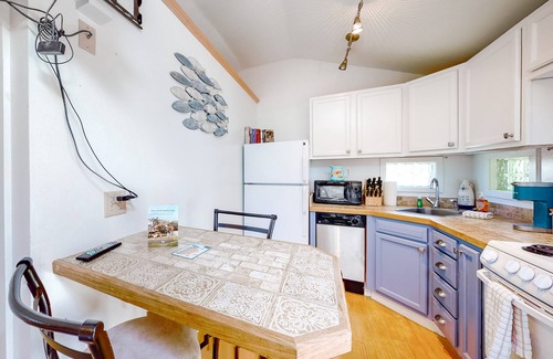 Kennebunk Apartment | Studio cottage close to beach & golf with outdoor pool, firepit, & basketball