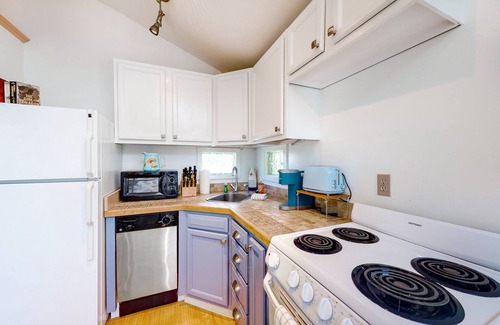 Kennebunk Apartment | Studio cottage close to beach & golf with outdoor pool, firepit, & basketball