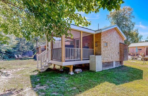 Kennebunk Apartment | Studio cottage close to beach & golf with outdoor pool, firepit, & basketball