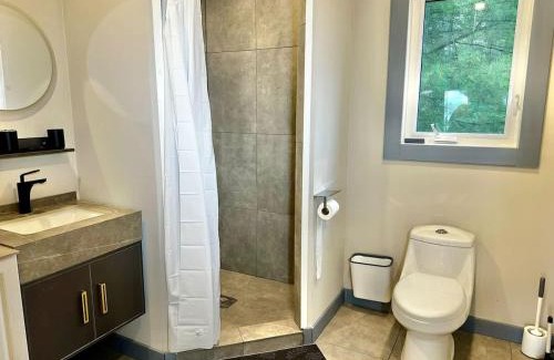 Gravenhurst House | Studio Cottage in Pine Lake #6