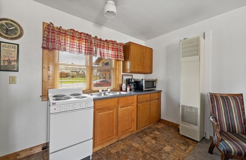 Rapid City Apartment | Studio Cottage Thirty Minutes to Mt Rushmore - In Rapid City On Canyon Lake Thirty Minutes from Mt Rushmore
