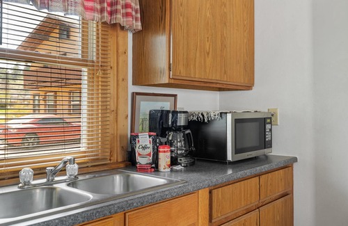 Rapid City Apartment | Studio Cottage Thirty Minutes to Mt Rushmore - In Rapid City On Canyon Lake Thirty Minutes from Mt Rushmore