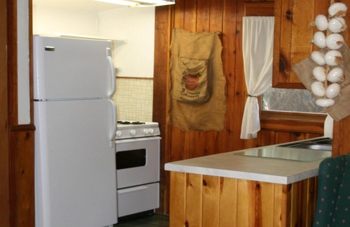Rapid City Apartment | Studio Deluxe Cabin Thirty Minutes to Mt Rushmore - In Rapid City On Canyon Lake Thirty Minutes from Mt Rushmore