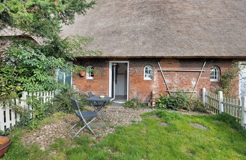 Barlt Villa | Studio 'Die Kajüte' with private terrace and own garden