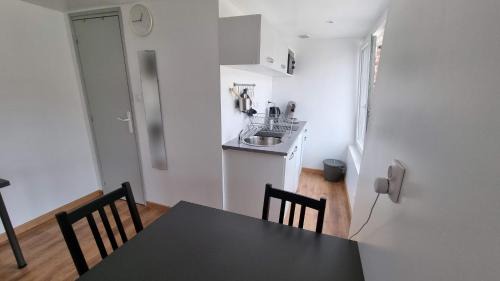 Avesnes-sur-Helpe Apartment | Studio en rez-de-chaussée - Le petit Château Avesnois - TV - WIFI - Logement Entier