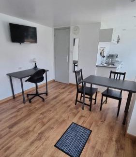 Avesnes-sur-Helpe Apartment | Studio en rez-de-chaussée - Le petit Château Avesnois - TV - WIFI - Logement Entier