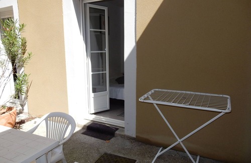 Secteur 2 Apartment | Studio English courtyard 1 TVA