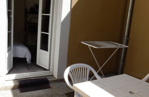 Secteur 2 Apartment | Studio English courtyard 1 TVA