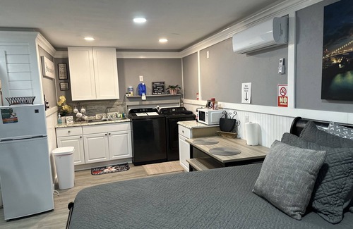 Spring House | Studio equipped extended or short term.wash & dryer pet friendly. Hablo espanol