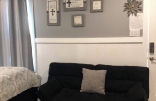 Spring House | Studio equipped extended or short term.wash & dryer pet friendly. Hablo espanol