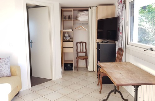 Gruffy Apartment | Studio equipped, independent, with view.